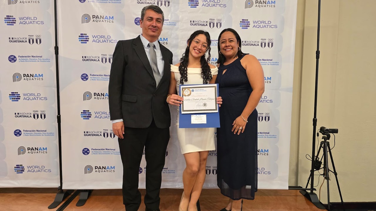 Kathleen Magaña recibiendo reconocimiento
